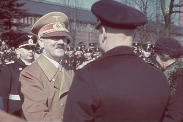 Difunden fotos ineacuteditas de la vida privada de Hitler en color