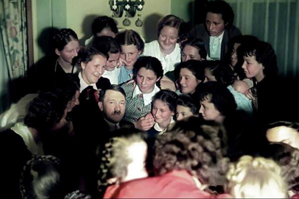 Difunden fotos ineacuteditas de la vida privada de Hitler en color
