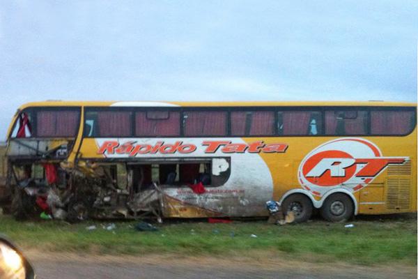 Una santiaguentildea y otras tres personas mueren en choque de dos camiones y colectivo