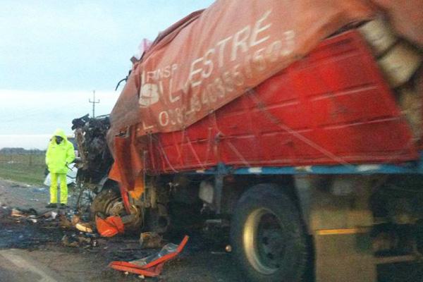 Una santiaguentildea y otras tres personas mueren en choque de dos camiones y colectivo