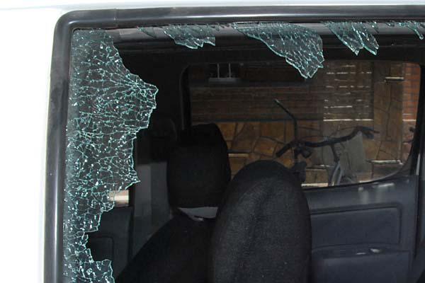 DAÑOS Los rodados sufrieron daños en parabrisas y puertas