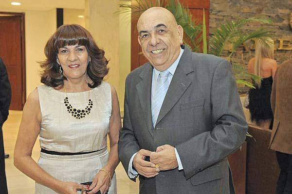 EN FAMILIA Llapur agradeció el apoyo de su esposa hijas y nietas