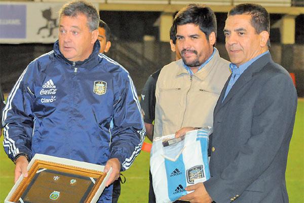 RECONOCIMIENTO Grondona recibió una plaqueta