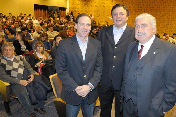 ACOMPAÑAMIENTO El CPN Gabriel Llapur y el presidente de CyAC CPN Atilio Chara presenciaron la disertación del Dr Nicols Cossos Pérez junto con destacados profesionales del Derecho