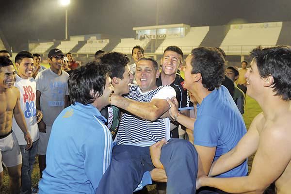 RECONOCIMIENTO Los jugadores de Estudiantes homenajearon a su entrenador con el tradicional rito de levantarlo y lanzarlo por el aire 