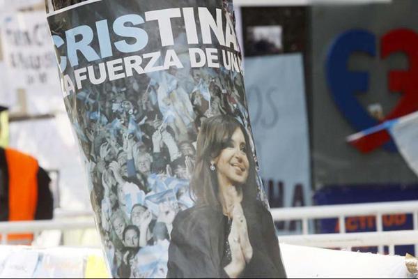 Cristina nerviosa por la presencia de su hermana en la Fundacioacuten Favaloro