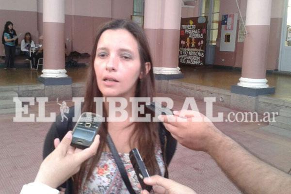 Anissa Favoretti candidata a diputada por el FIT votoacute en el Colegio La Asuncioacuten