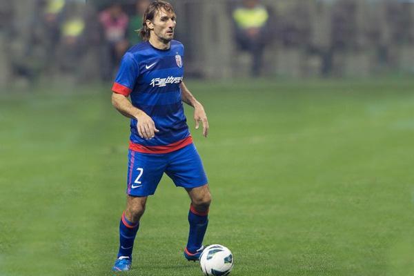 Rolando Schiavi se retiroacute del fuacutetbol profesional 