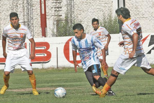 APAGADO Roberto Ibarra no tuvo el peso ofensivo de otras tardes y gravitó poco en el ataque de Sportivo Fernndez Matías de Marco lo reemplazó