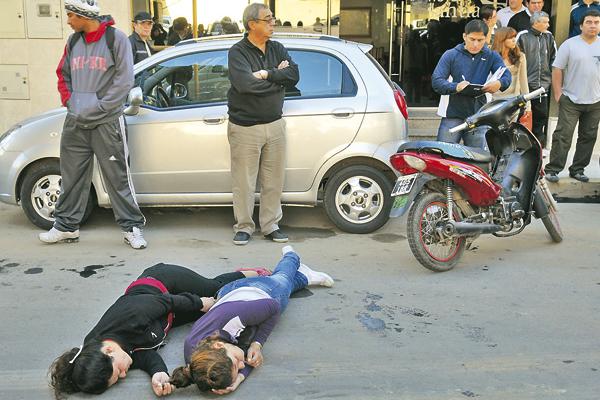 De milagro dos mujeres que cayeron de una moto se salvaron de ser atropelladas por un camioacuten en la rotonda Villa del Carmen