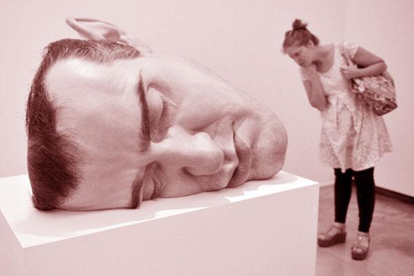 El australiano Ron Mueck exhibe sus fascinantes esculturas en la Argentina