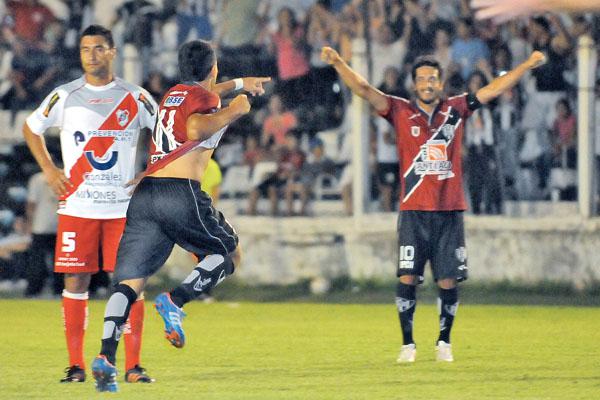 Nñez (11) va al encuentro de Beraldi para festejar su gol Luego el chaqueño hizo el baile para dedicrselo a Albornoz