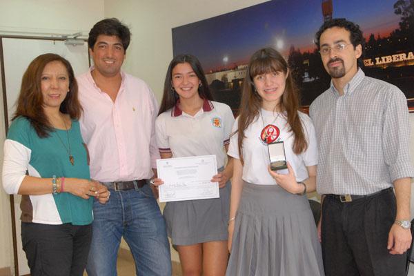 OPORTUNIDAD Ángeles Elizabeth Ruiz Paz y Romina Sarmiento junto a los profesores que las guiaron en la preparación