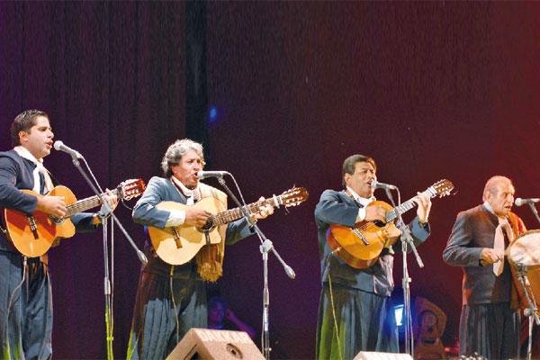 Los Manseros Santiaguentildeos- la vida ofrendada al folclore tradicional
