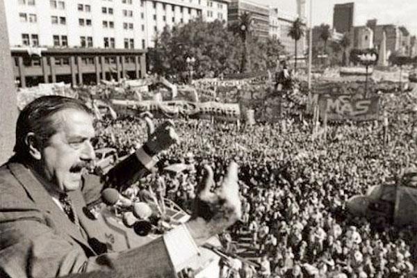 MENSAJE El pueblo escuchó atento cada una de las palabras emitidas por el presidente Alfonsín