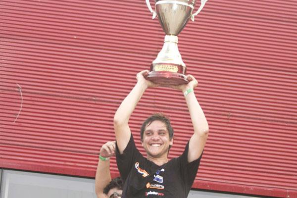 MOMENTO CUMBRE Eduardo Maidana celebró eufórico el título y lo compartió con sus colaboradores sponsors y amigos