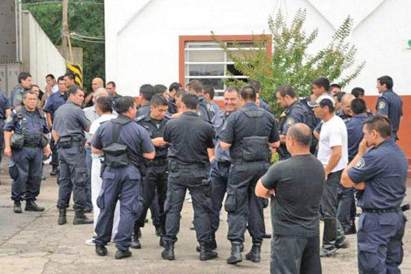 ACUARTELADOS Protesta pidiendo mejoras en el sueldo
