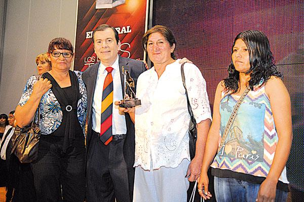 Las teleras de Taquetuyoj quisieron llervarse un recuerdo de la ceremonia junto al gobernador Zamora