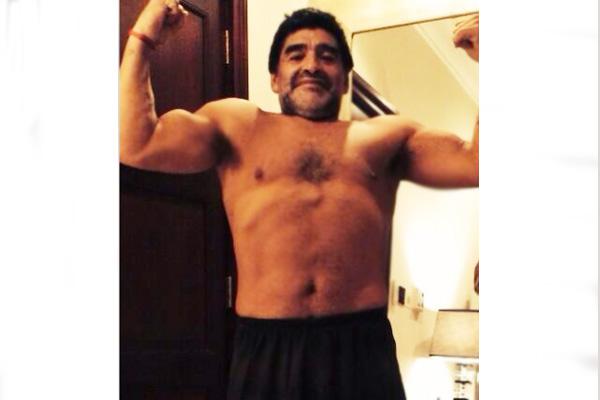 Delgado y atleacutetico el nuevo look de Diego Maradona