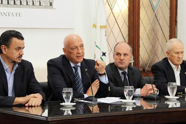 Santa Fe- el gobierno fijoacute por decreto el aumento para la policiacutea