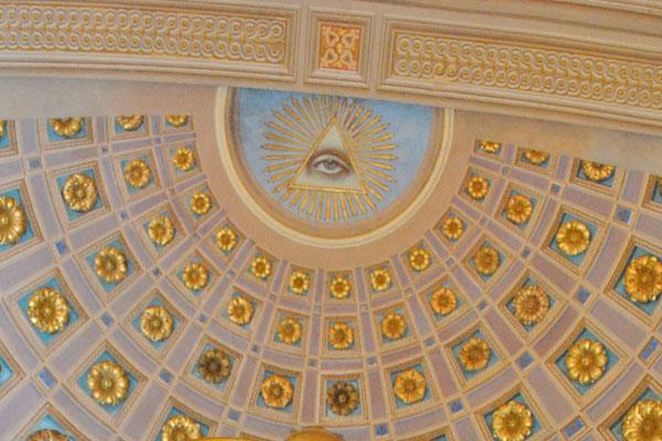 Edificios santiaguentildeos poseen numerosos siacutembolos masones