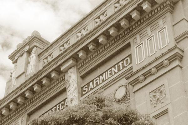 Edificios santiaguentildeos poseen numerosos siacutembolos masones