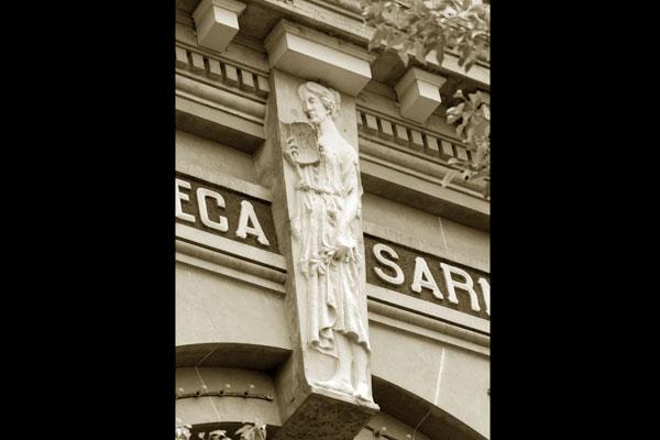 Edificios santiaguentildeos poseen numerosos siacutembolos masones