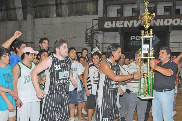 MOMENTO SUBLIME Hugo De la Iglesia en el instante de recibir el trofeo de campeón que compartió con sus compañeros y la gente de Central