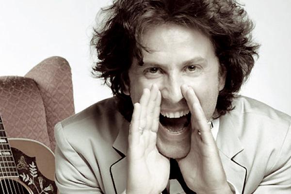 El cantante Coti trae sus eacutexitos a Santiago