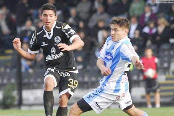 Exequiel Benaviacutedez intimoacute al club por deuda