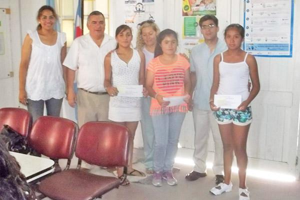 El Hospital Zonal de Fernaacutendez entregoacute premios a ganadores de un concurso de carteles