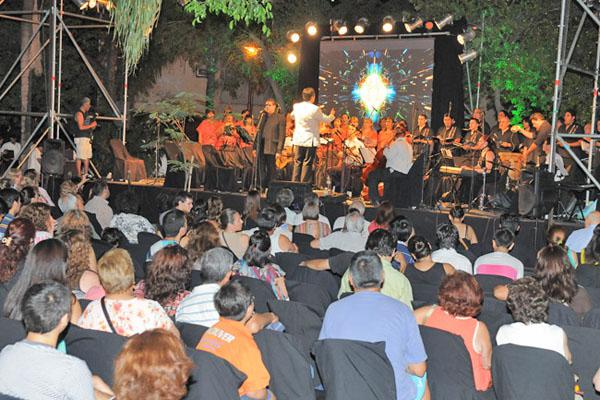 ESPECTÁCULO La plaza fue ornamentada convenientemente para este importante evento cultural