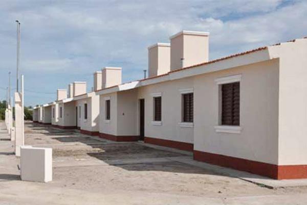 La gobernadora entregoacute viviendas en los barrios Santa Luciacutea e Independencia