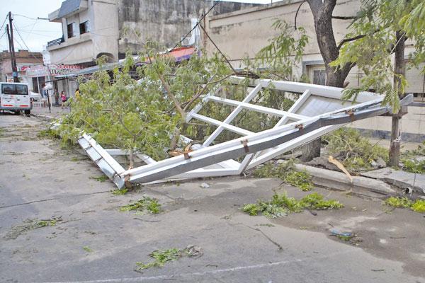 Parte del techo del cine Renzi voloacute por el aire