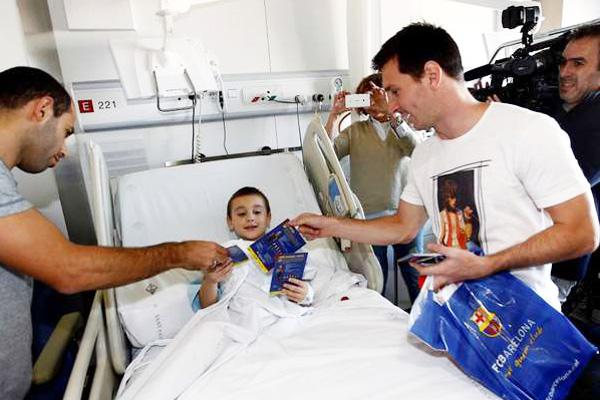 Jugadores del Barcelona hicieron de Reyes Magos en varios hospitales