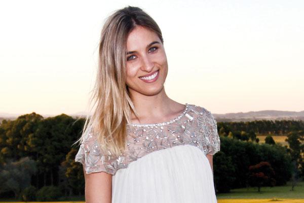 Cintia Garrido de blanco y brillos