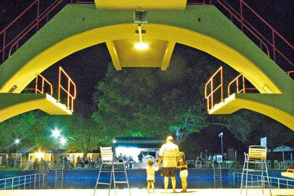 Nadaacutebamos con el cuerpo de mi hermano en el fondo de la pileta