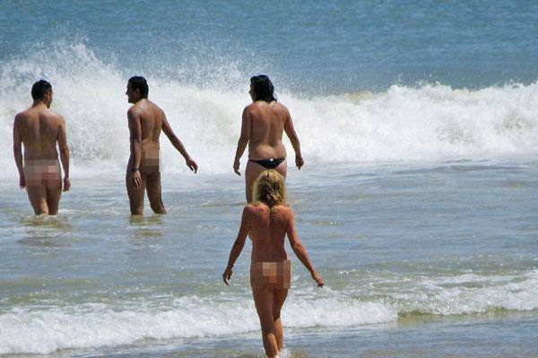 Desnudos frente al mar y en la arena bajo el ardiente sol de Punta del Este