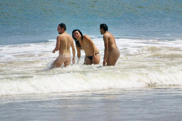 Desnudos frente al mar y en la arena bajo el ardiente sol de Punta del Este