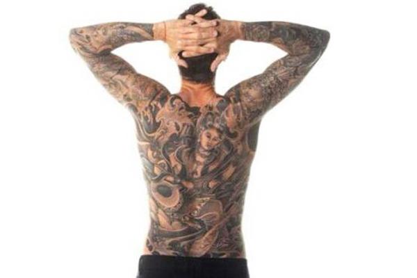 Marcelo Tinelli estaacute feliz con su tatuaje en la esplada pero desatoacute la bronca de Luis Ventura quien piensa que eso es peligroso