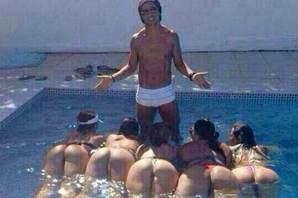 La foto de Ronaldinho con garotas explotoacute en las redes sociales