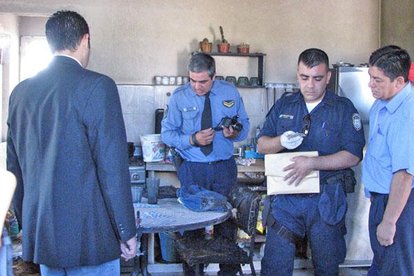 TRABAJO Los efectivos de Criminalística y el fiscal trabajaron minuciosamente en el lugar de la tragedia