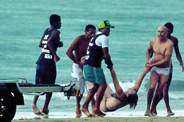 Brasil- fotoacutegrafo captoacute el momento en que un rayo fulminoacute a una mujer en la playa