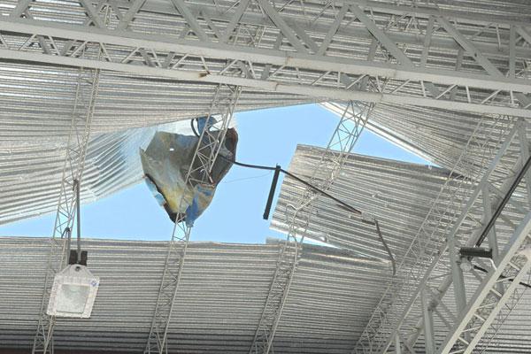 PERFORADO Debido al estallido el techo de la estación de servicios sufrió las consecuencias Casi todas las ventanas del local terminaron con los cristales destrozados