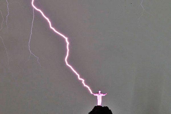 IMAGEN La fotografía muestra la fortísima descarga eléctrica