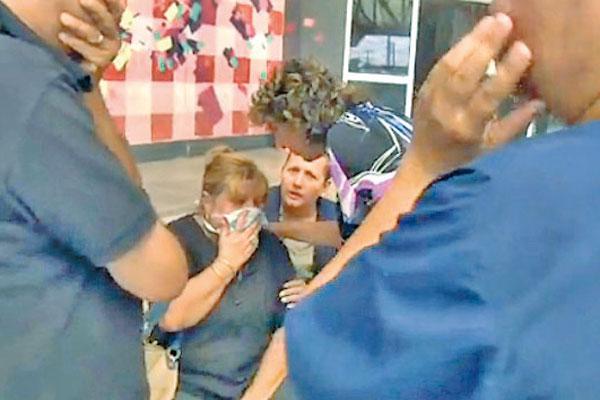 TENSIÓN El humo causó temor entre los padres de los pacientes que se alteraron por la situación