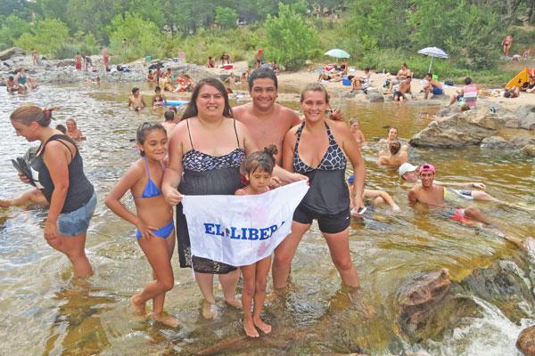 DISFRUTE Integrantes de las familias Diózquez Surez y Chvez a pleno llegaron desde La Banda para veranear en este hermoso balneario cordobés