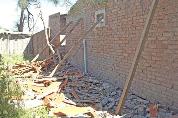 DEMOLICIÓN En el barrio Alomo hay dos viviendas dañadas Una cooperativa inició ayer la demolición de una