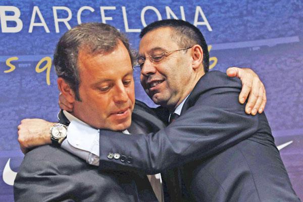 DESPEDIDA Sandro Rosell y José María Bartomeu se dieron un abrazo al término de la conferencia de prensa