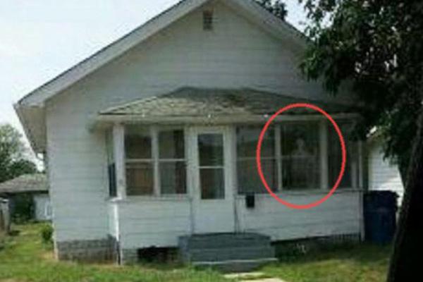 Investigan extrantildeos sucesos en una casa donde sus moradores dicen que habitariacutean demonios